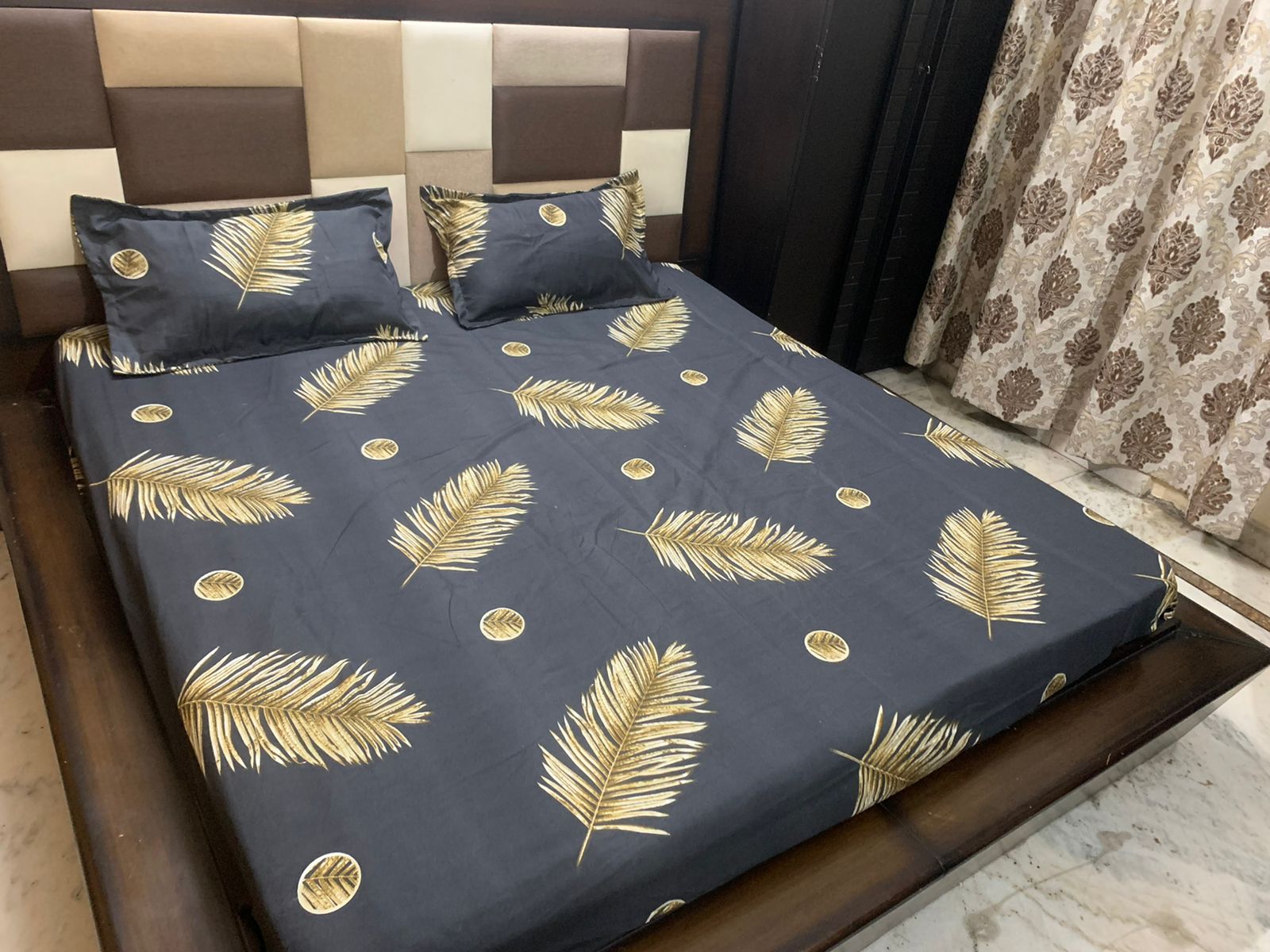 Grey color feature pattern premium bedsheet 